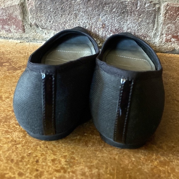 Tahari Edie black pointy toe ribbed flats - Picture 5 of 6